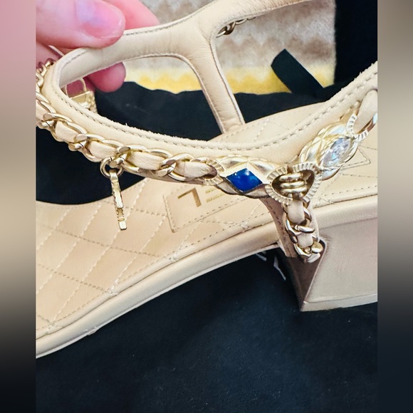 SOLD! CHANEL 22P BEIGE LAMBSKIN JEWELRY CHARMS SANDALS - Picture 5 of 8